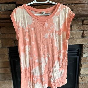 Zoe + Liv Coral and White Tie-Dye Short Sleeve Top